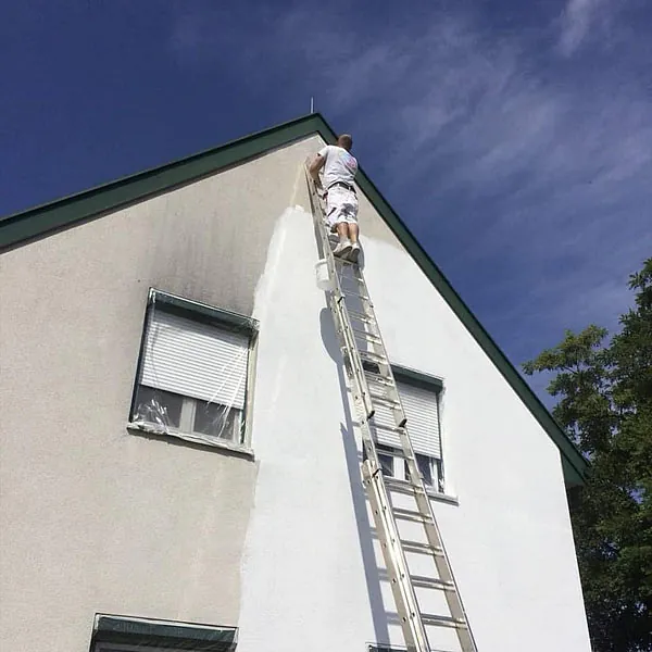 Fassade halb gestrichen