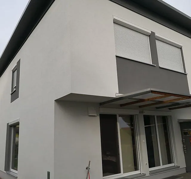 Neuer Anstrich der Fassade